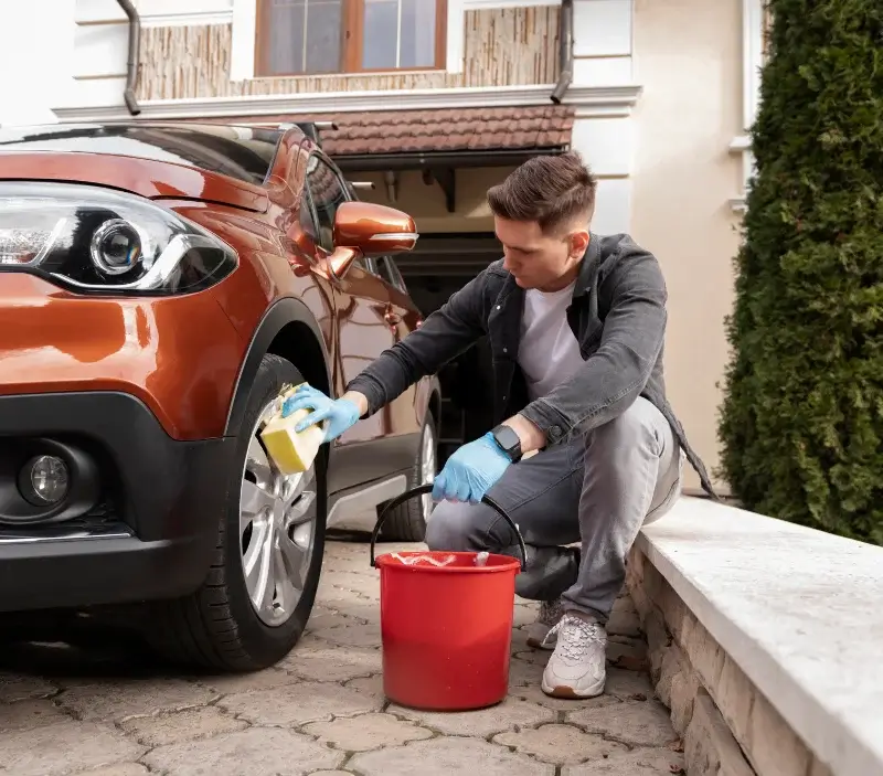 Lavage auto à domicile Cunelières : professionnel intervenant sur un véhicule